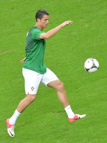 Ronaldo tập làm nóng trước trận.